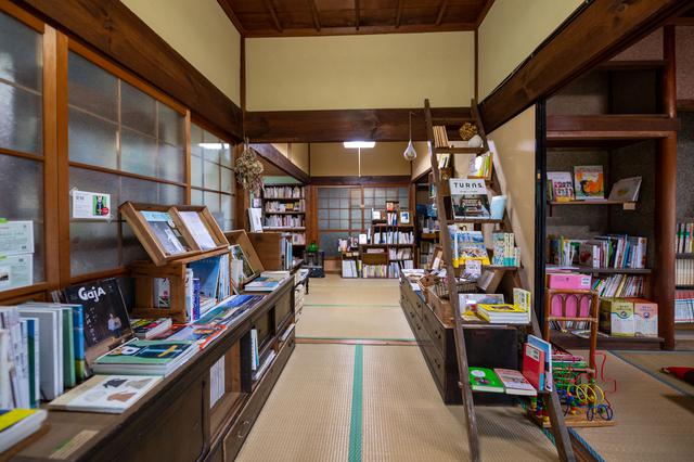 画像3: 時間を忘れて寛げる、心和む自家焙煎珈琲と本の店