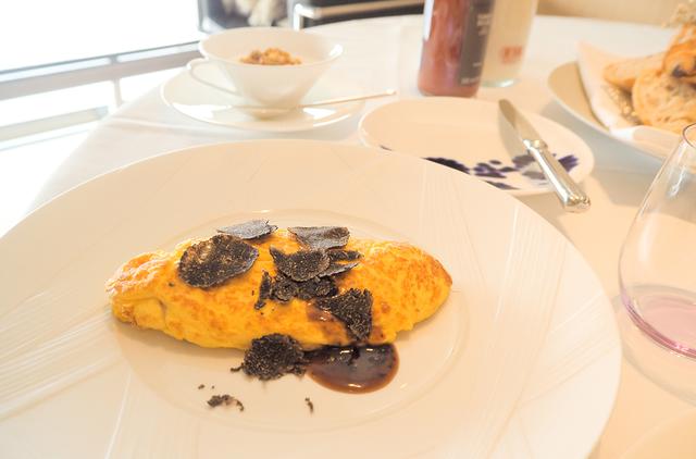 画像: 生卵がNGな方のために、朝食の「エッグベネディクト」を「オムレツの黒トリュフソース掛け」に変更