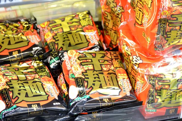 画像: 「宮崎辛麺 1食入り」(162円・税込/左)、「宮崎辛辛麺 3食入り」(486円・税込/右)