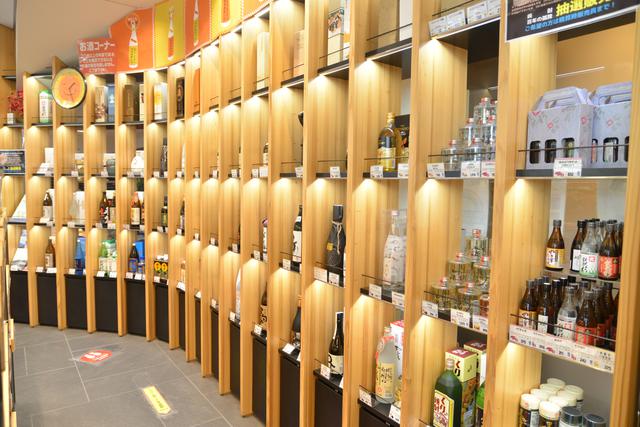 画像1: 焼酎は約100種類がラインナップ