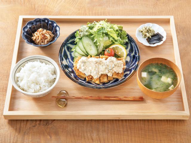 画像: 「チキン南蛮定食」(昼1,320円、夜1,650円/前菜付き・ともに税込)