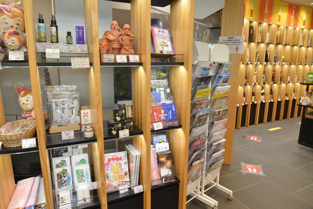 画像: 「観光情報コーナー」は、パンフレットのラックの奥にあります