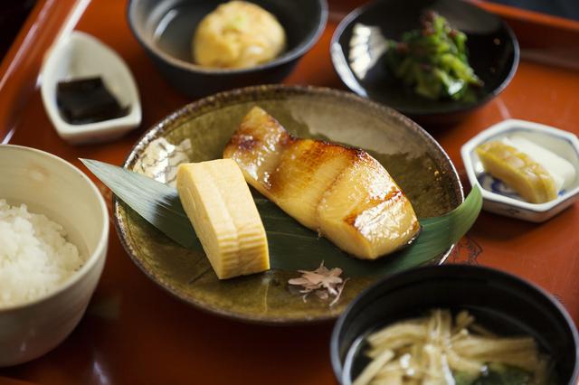 画像: レストラン「西蔵」では料理と「御前酒」を一緒に楽しむことができる