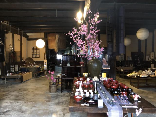 画像: 酒蔵交流館。かつて酒造りに使われていた築250年の木造蔵は、竹原市の文化財に指定されている