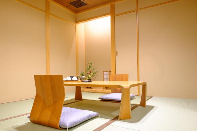画像: 「ホテルプラザ迎賓」の特別室には畳を使ったスペースあり。