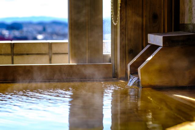 画像: お部屋の温泉は贅沢にも源泉かけ流し。