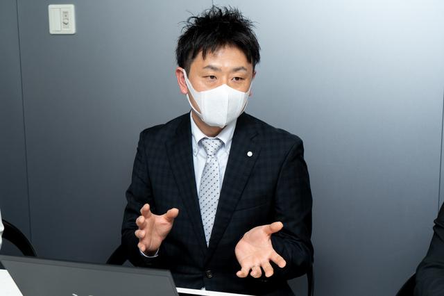 画像1: 手作業で拭き上げる、クリーニングスタッフの清掃・消毒