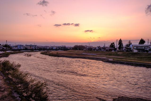 画像: 夕日を浴びてピンクに染まる横手川。