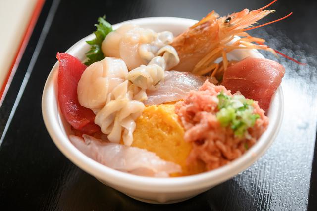 画像2: ネタ盛り盛りな「元祖 青森のっけ丼」で海鮮モーニング|青森魚菜センター