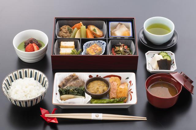 画像: 季節感を大切に。さらに機内食ならではのひと工夫