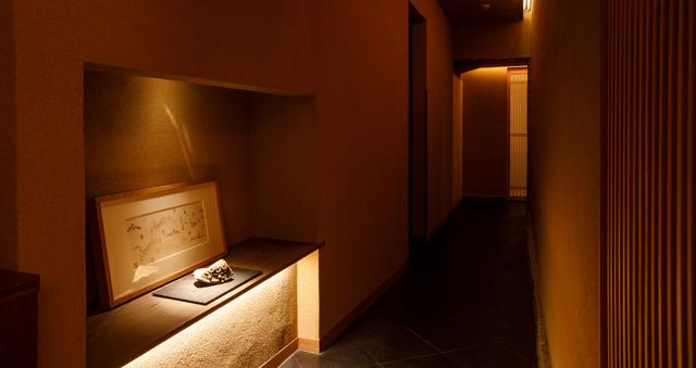 画像3: 機内食のあの店を訪ねて。銀座の気鋭和食料理人による、アワビと稚鮎