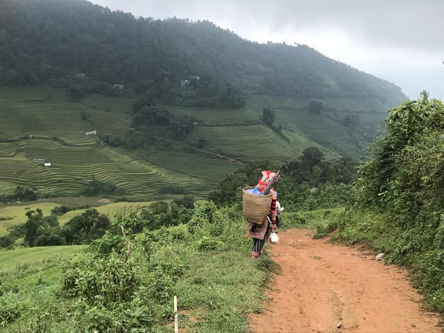画像: 旅先で出会った人の家へ