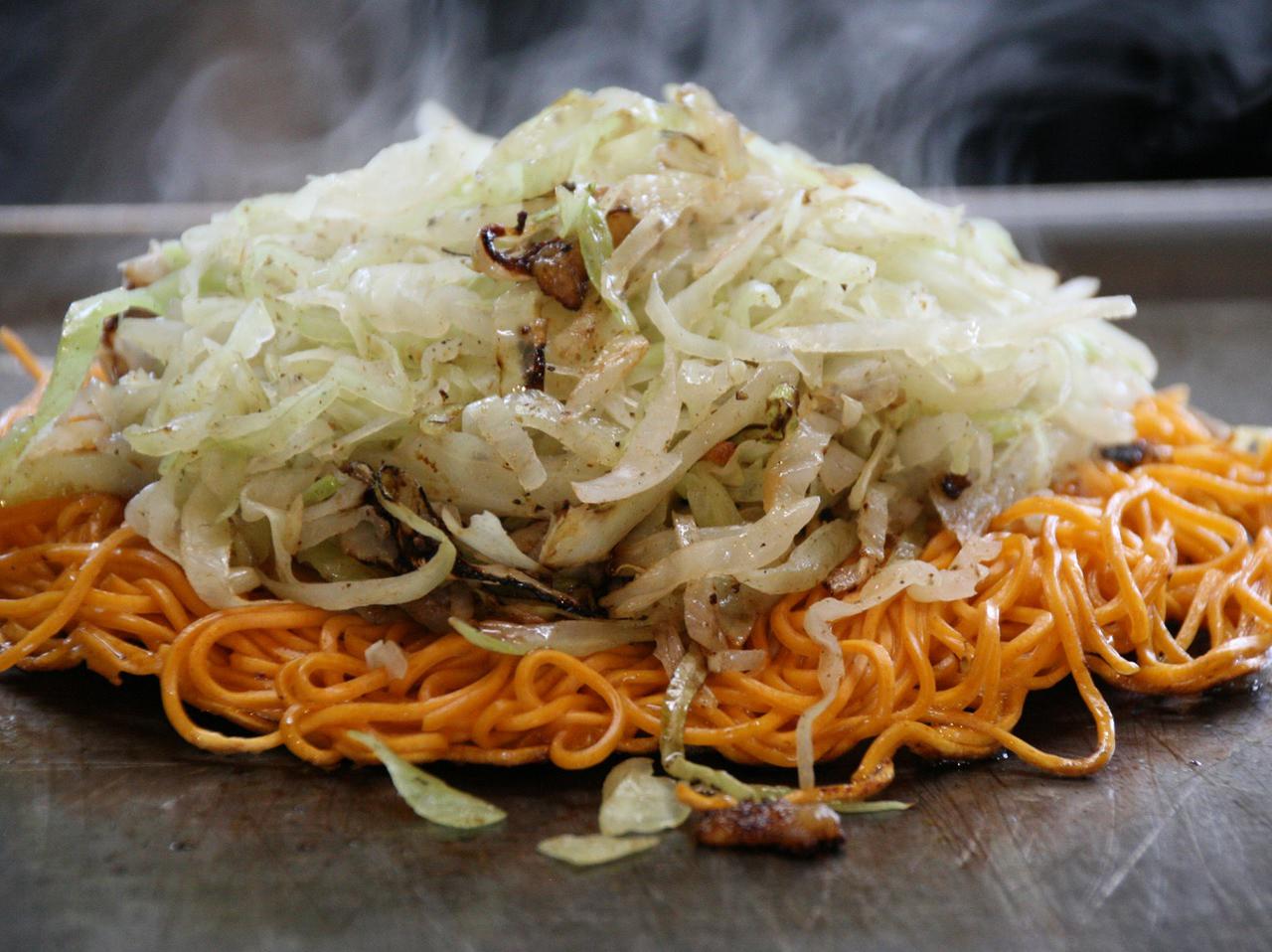 画像: 玉子の上に唐麺、炒め蒸したキャベツなどを乗せるスタイル