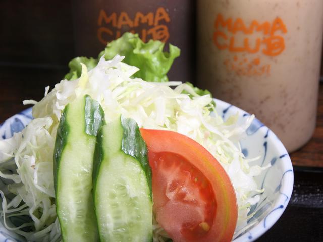 画像: サラダには胡麻ドレッシングと和風ドレッシングが付くのでお好みで