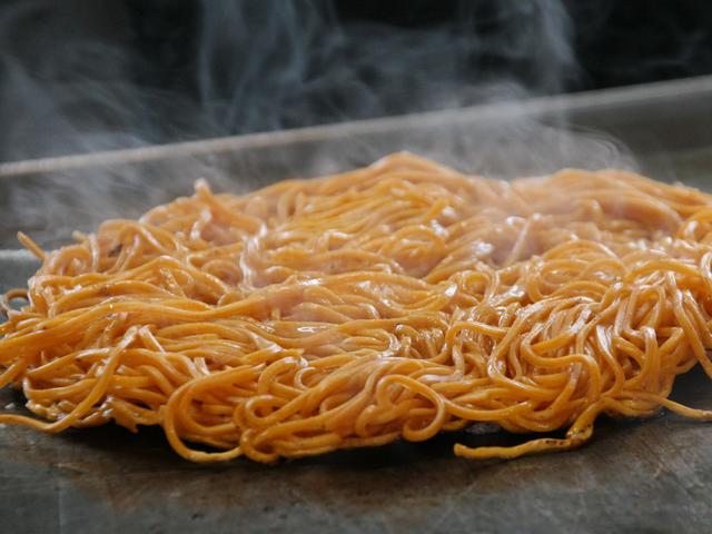 画像: 江草製麺の唐麺。唐辛子が練りこまれ、想像よりも辛さが際立つ