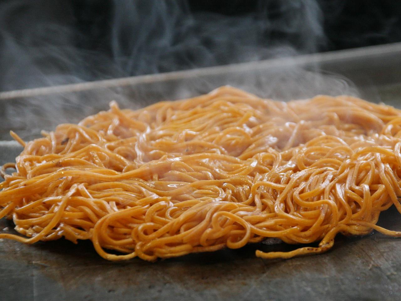 画像: 江草製麺の唐麺。唐辛子が練りこまれ、想像よりも辛さが際立つ