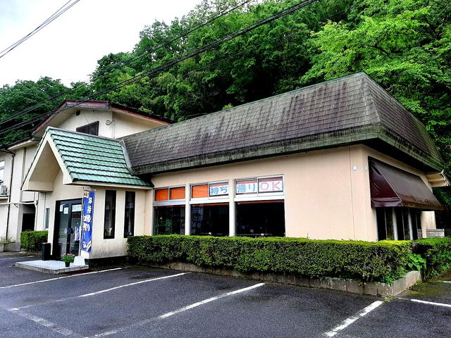 画像: 国道184号線沿い。馬洗川に面し、駐車場も広くて、交通便利な立地