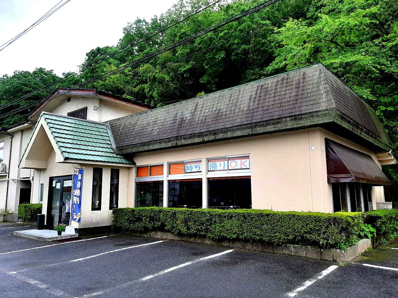 画像: 国道184号線沿い。馬洗川に面し、駐車場も広くて、交通便利な立地