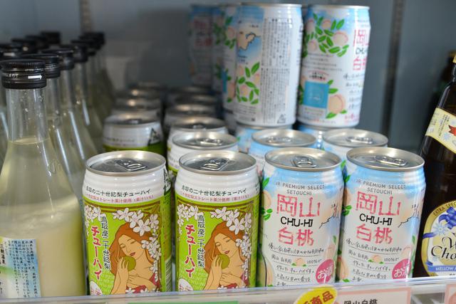 画像: 「鳥取産二十世紀梨チューハイ」(198円・税込/左)、「岡山白桃カンチューハイ」(228円・税込/右)