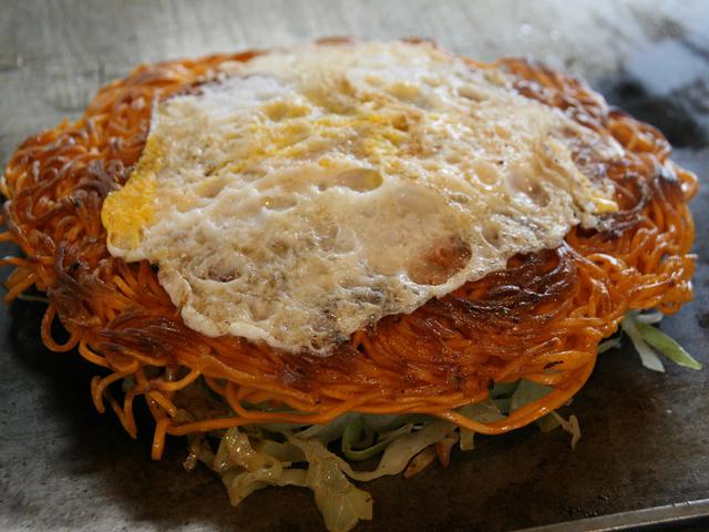 画像: ひっくり返し、唐麺用のカープソースと青のりなどをかけて完成