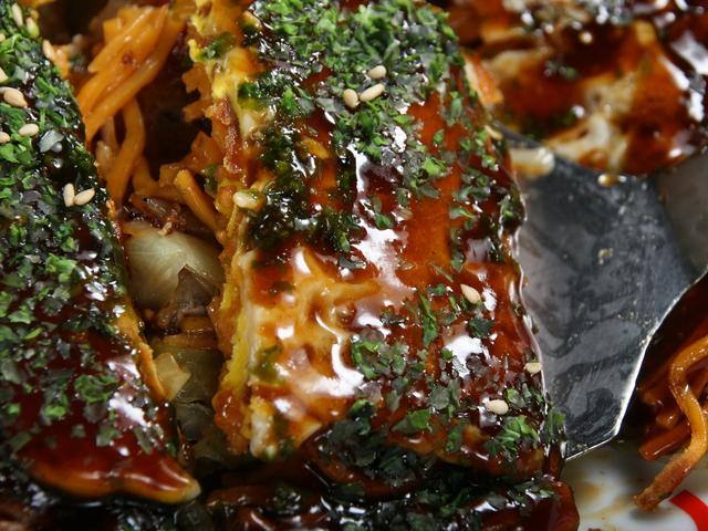 画像: 熟成的な唐麺用カープソースの渋みや唐麺の辛さ、玉子の甘さが一体化