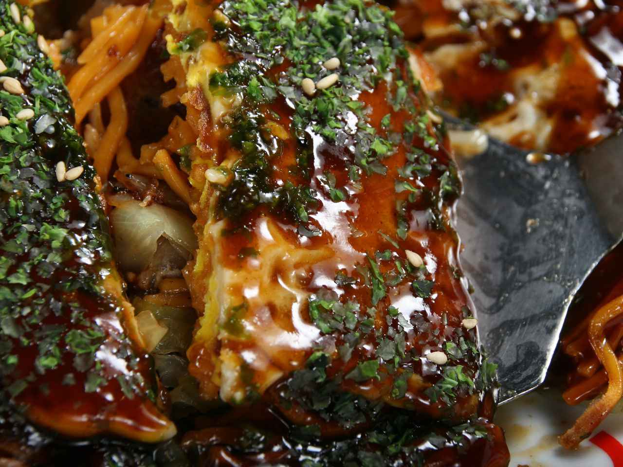 画像: 熟成的な唐麺用カープソースの渋みや唐麺の辛さ、玉子の甘さが一体化