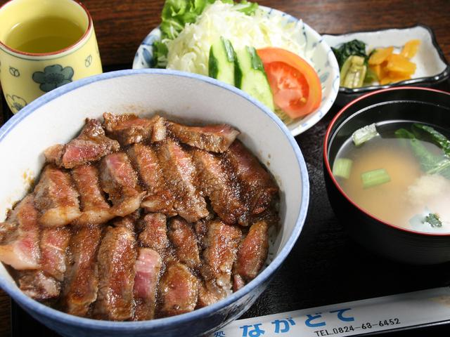 画像: ステーキ丼。十勝若牛の豊かな旨味ときめ細かで柔らかな肉質を堪能