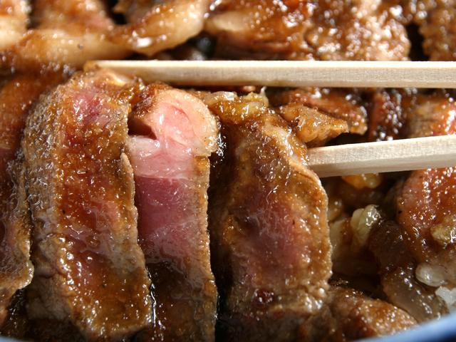 画像: 野菜や果物など7種類を用いた醤油ベースのソースも甘じょっぱくて美味