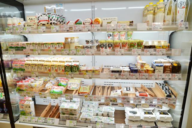 画像: ともにフルーツとミルクの宝庫でスイーツも豊富