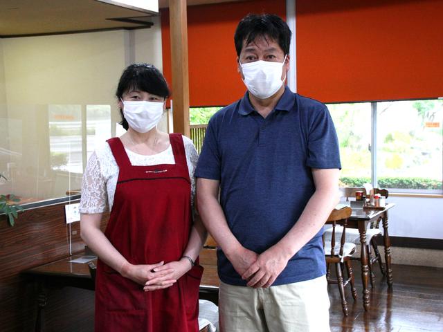 画像: 地元に戻って店舗を継いだ竹元明人さんと奥様
