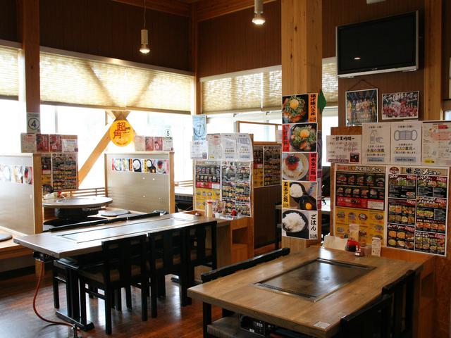 画像: 各テーブルにも鉄板を設置するこだわり。一品料理も多いのも嬉しい