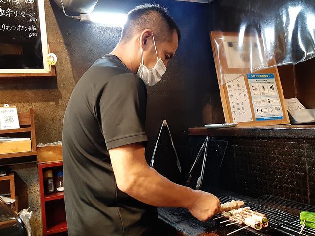 画像: 店主の大岩豊さん。午前中から帳簿、仕入れ、14時から仕込みと忙しい