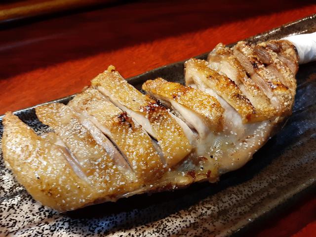 画像: 名物の「とり足」。骨付きの親鶏のももで、噛めば噛むほど味が出る