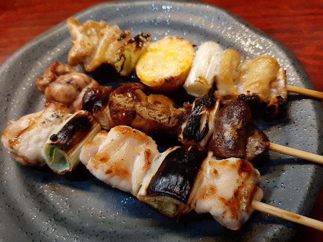 画像: 「かしら」「もつ」「かわ」。良く焼き派で、基本的には塩だがタレも用意
