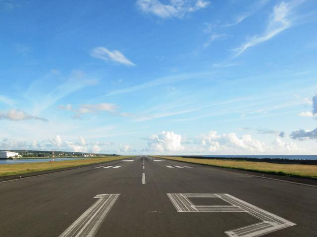 画像1: プロペラ機で南の島を空中散歩。ジャルパックの「跳び飛びの旅」で“空の旅”がもっと好きになる
