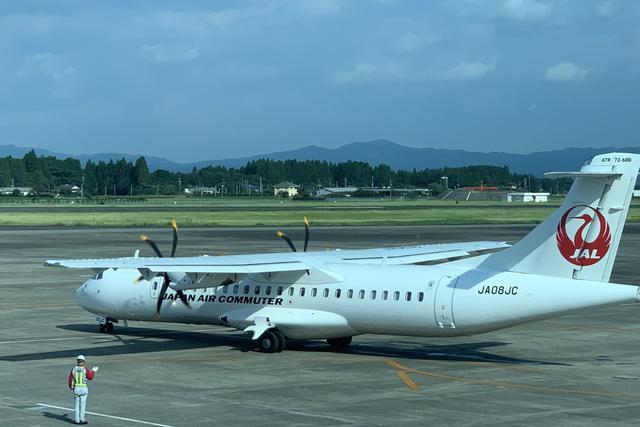 画像: ATR72は70名乗りで客室乗務員は2名体制。日本国内には2機しかない、レアな存在です