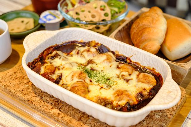 画像: デミグラスソースととろとろチーズの「れんこん玉グラタン」