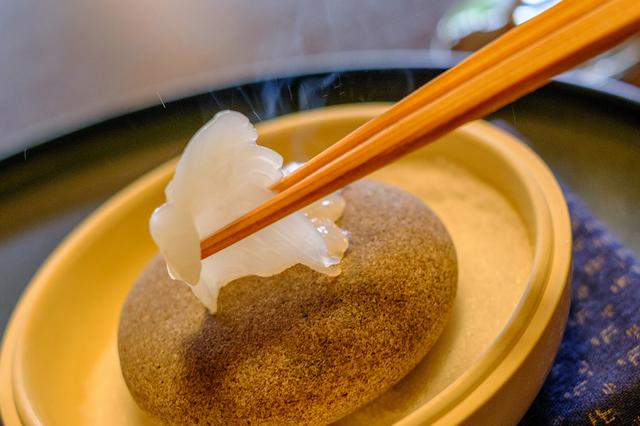 画像: 高温で熱した石で焼くアオリイカ。香りと音が最高です。