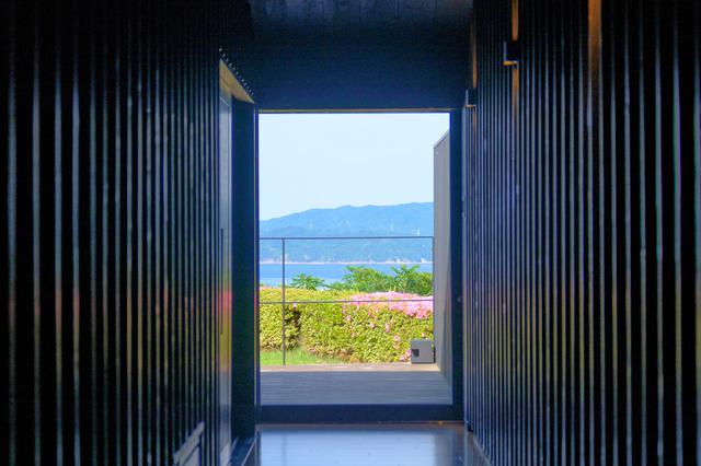 画像: 入室すると真っすぐ正面に海が見えました。