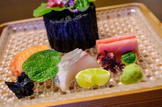 画像: 鳴門鯛、まぐろ、しまあじ、赤貝のお造り。土佐醤油とすだちで。