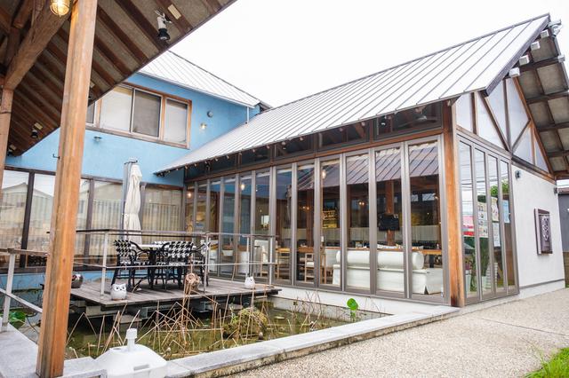 画像: ガラス張りで明るい店内は気持ちの良い空間です。