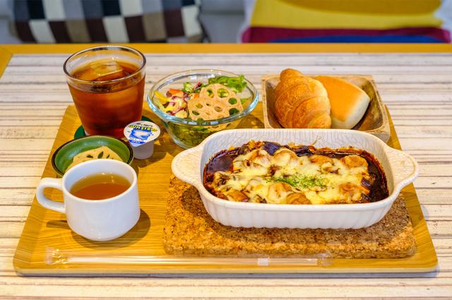画像: メインにサラダやパン、スープ、ドリンクが付いたセットメニュー。