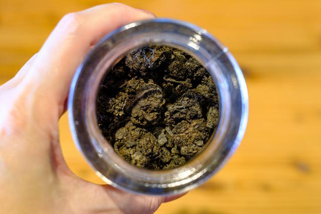画像: 乾燥させた藍の葉を発酵させて作られた「すくも」。