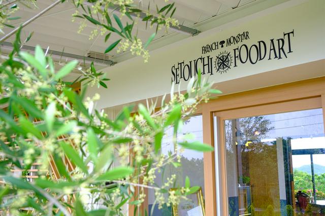 画像: 爽やかな緑に囲まれた真っ白い建物がお店です。