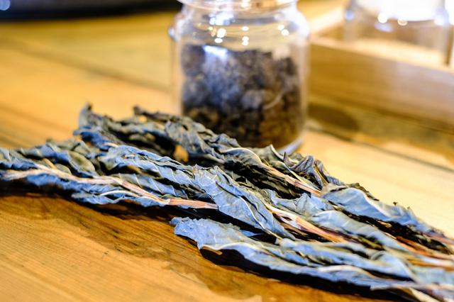 画像: 藍の葉っぱから抽出される成分が変化して生まれる天然色素を使うのが藍染です。