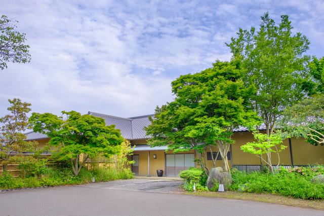 画像: 夕食をいただく「万里荘」。