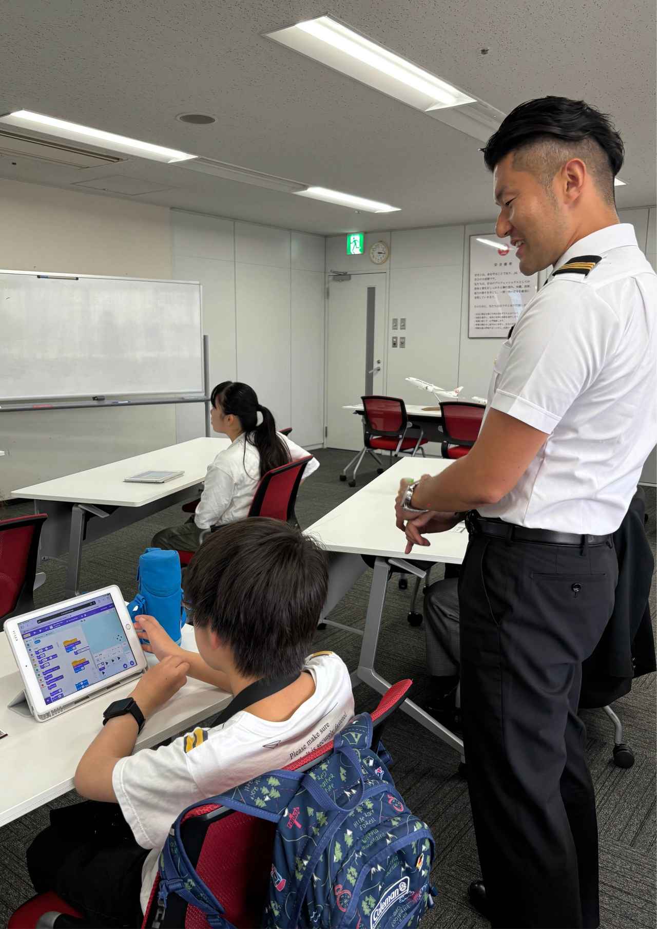 画像: 過去開催したパイロットと学ぶ授業の様子