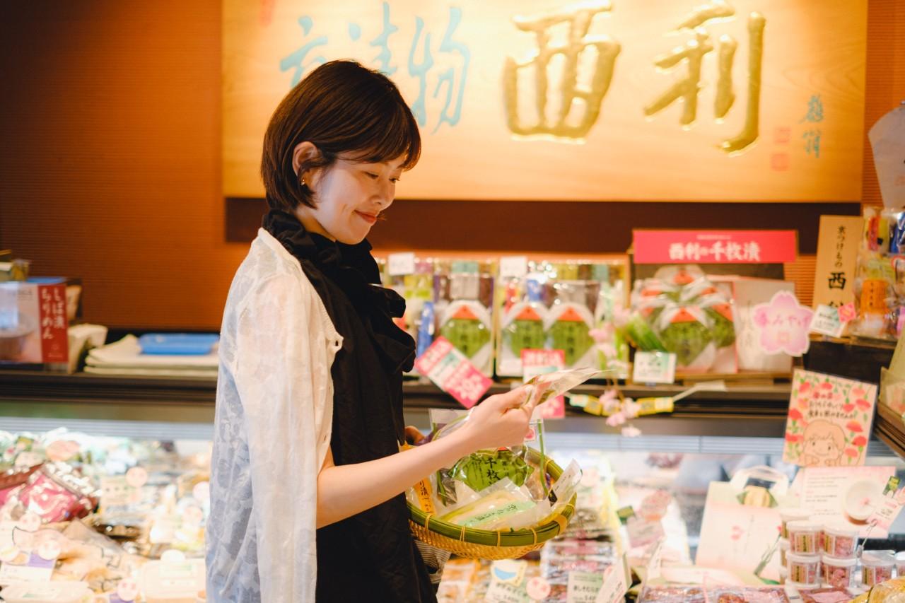 画像3: 京漬物の定番・千枚漬をお土産に。「京つけもの西利」