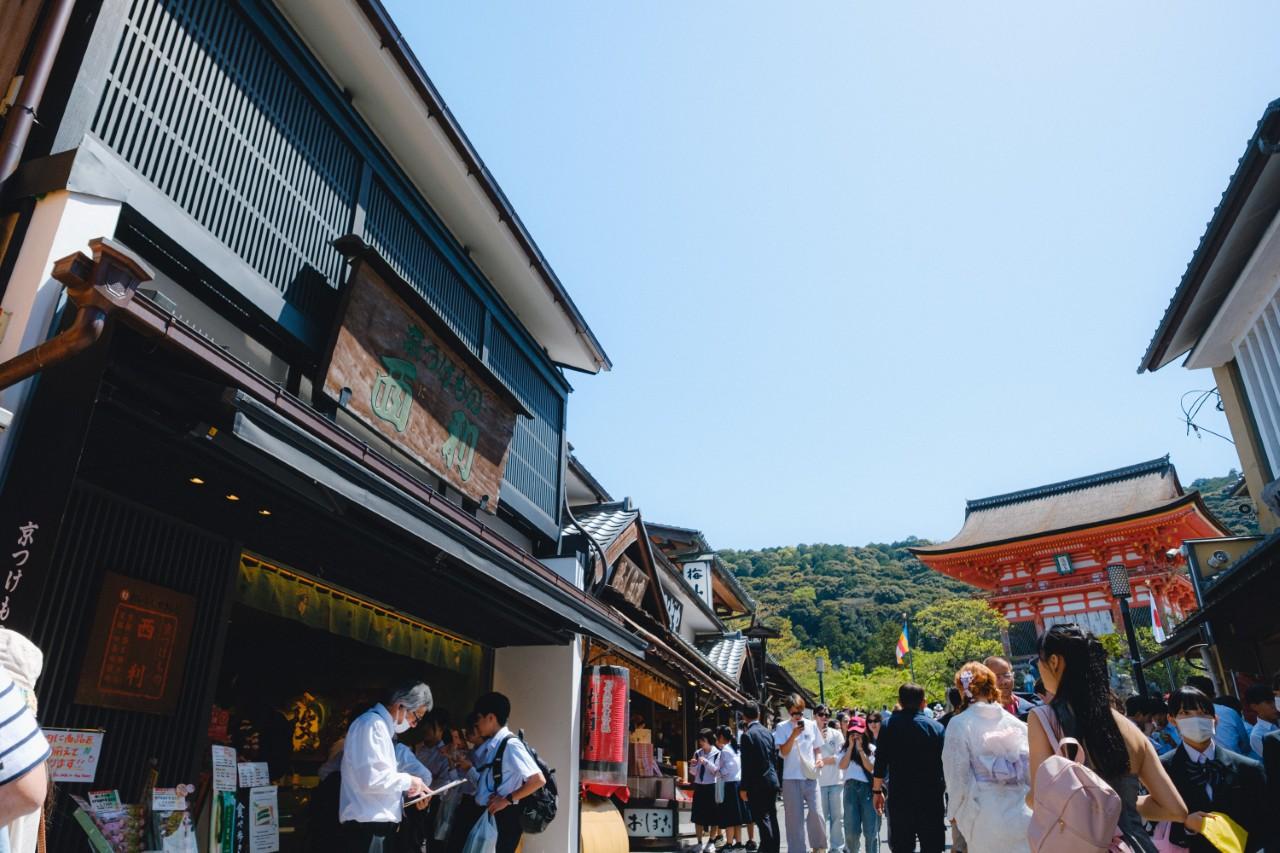 画像1: 京漬物の定番・千枚漬をお土産に。「京つけもの西利」