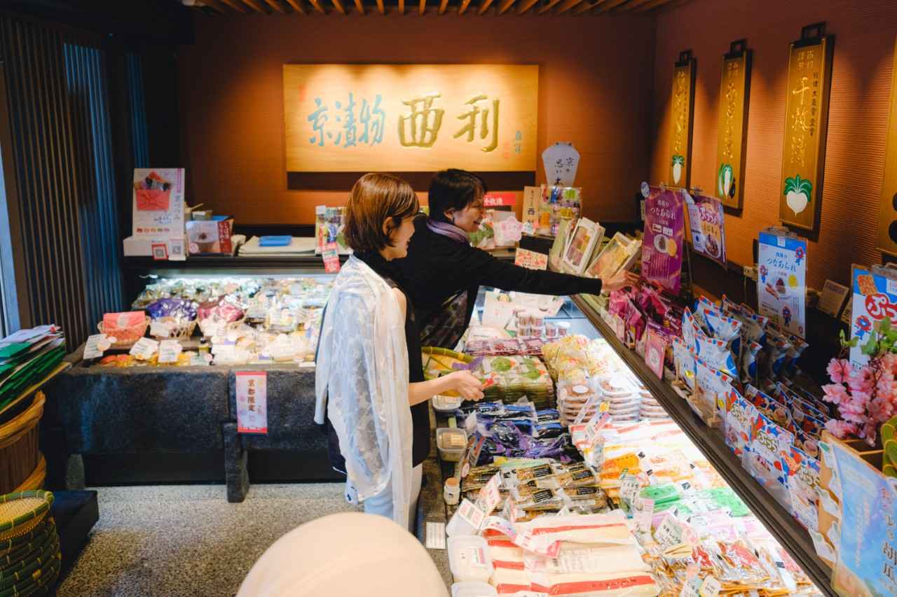 画像2: 京漬物の定番・千枚漬をお土産に。「京つけもの西利」